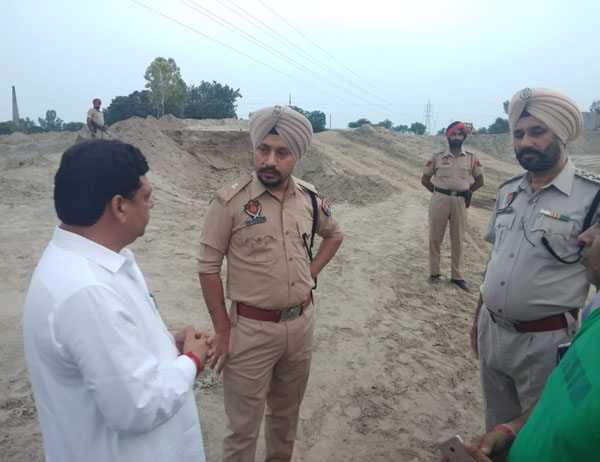 ਮਾਈਨਿੰਗ ਦੀ ਕਵਰੇਜ ਕਰਨ ਗਏ 3 ਵਿਅਕਤੀਅਾਂ ’ਤੇ ਜਾਨਲੇਵਾ ਹਮਲਾ