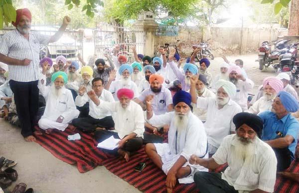 protest by powercom pensioners association