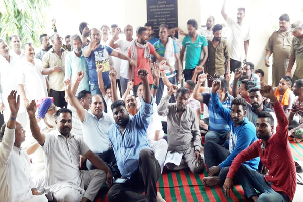 ਸਫਾਈ ਕਰਮਚਾਰੀ ਦੀ  ਕੁੱਟ-ਮਾਰ ਦੇ  ਰੋਸ  ’ਚ  ਕੌਂਸਲ ਦਫਤਰ ਅੱਗੇ  ਧਰਨਾ