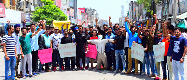 ਨਸ਼ਿਆਂ ਦੇ ਵਿਰੋਧ ’ਚ ਫੂਕੇ ਕੈਪਟਨ ਸਰਕਾਰ ਦੇ ਪੁਤਲੇ