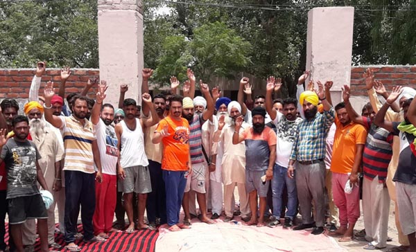 ਪੰਚਾਇਤ ਵੱਲੋਂ ਸਰਕਾਰੀ ਹਾਈ ਸਕੂਲ ਦਾ ਘਿਰਾਓ