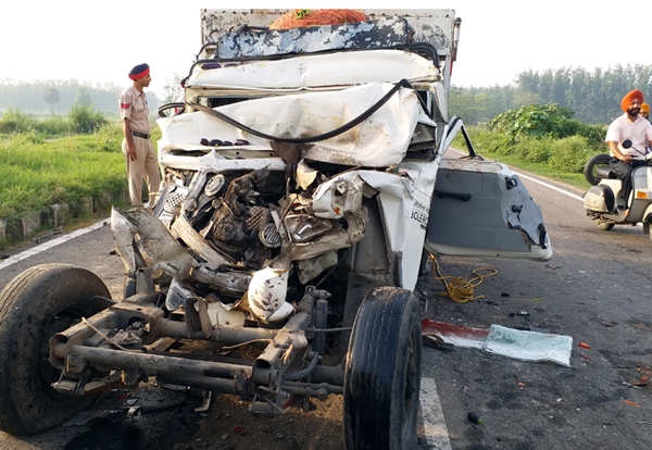 ਡਿਵਾਈਡਰ ’ਤੇ ਚਡ਼੍ਹੇ ਕੈਂਟਰ ’ਚ ਵੱਜੀ ਬਲੈਰੋ; 1 ਦੀ ਮੌਤ