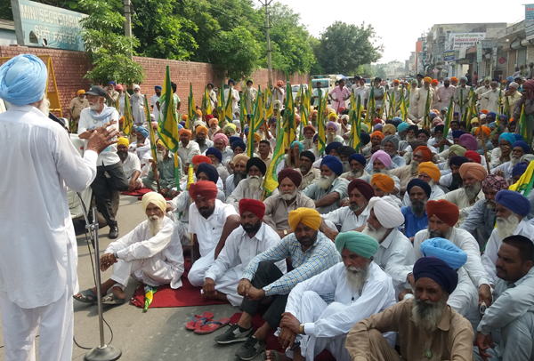 ਡੀ. ਸੀ. ਦਫਤਰ ਅੱਗੇ ਗਰਜੇ ਮੀਂਹ ਦੇ ਮਾਰੇ ਕਿਸਾਨ