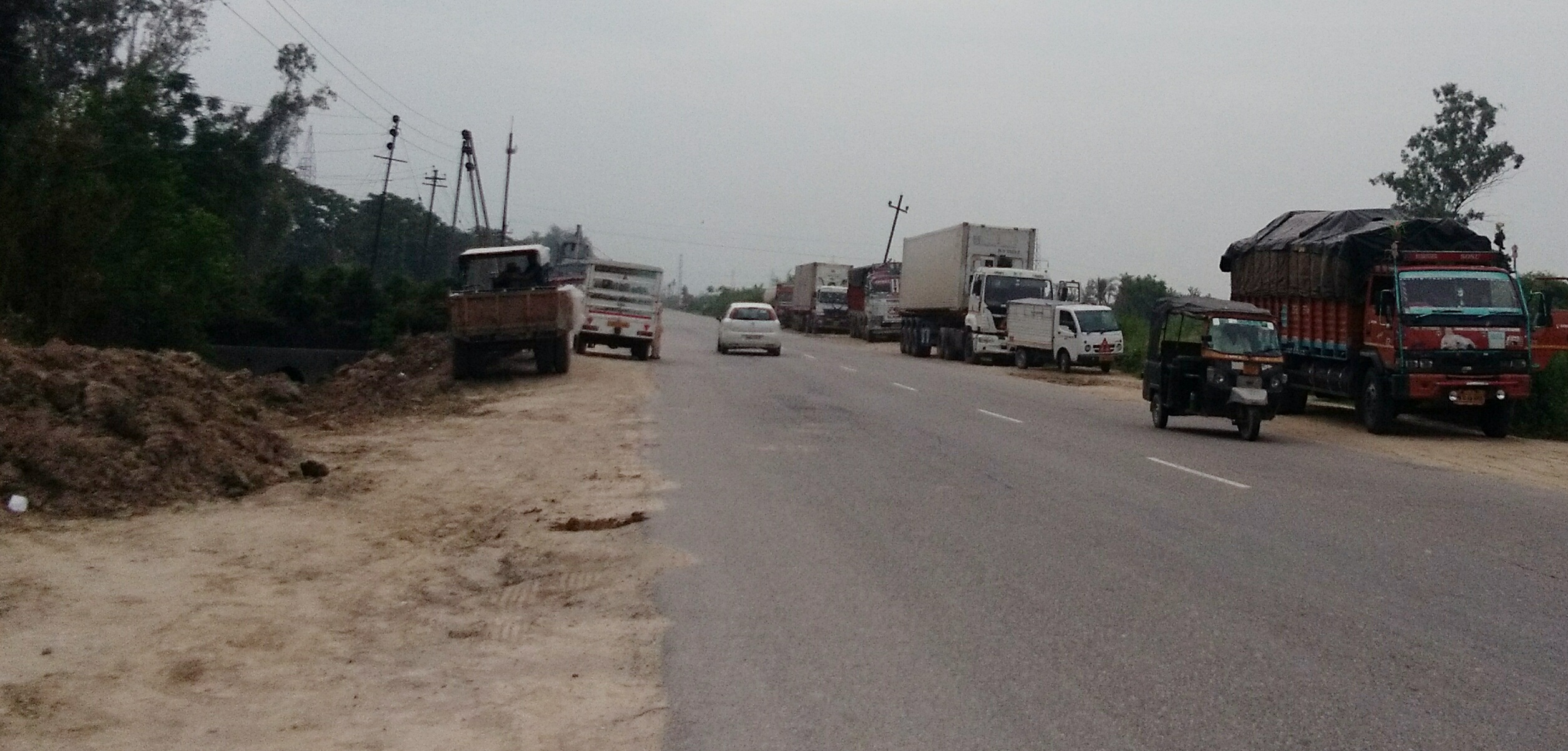 ਹਾਈਵੇ ਦੇ ਕੰਢੇ ਖਡ਼੍ਹਦੇ ਭਾਰੀ ਵਾਹਨਾਂ ਕਾਰਨ ਦੁਰਘਟਨਾ ਦਾ ਡਰ