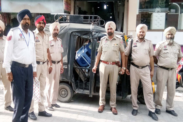 ਟ੍ਰੈਫਿਕ ’ਚ ਸੁਧਾਰ ਲਈ ਦੁਕਾਨਾਂ ਦੇ ਬਾਹਰ ਪਿਆ ਸਾਮਾਨ ਚੁਕਵਾਇਆ