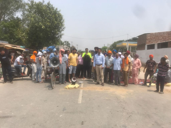 ਗਲੀਆਂ ’ਚ ਭਰੇ ਪਾਣੀ ਤੋਂ ਦੁਖੀ ਲੋਕਾਂ ਕੀਤਾ ਹਾਈਵੇ ਜਾਮ