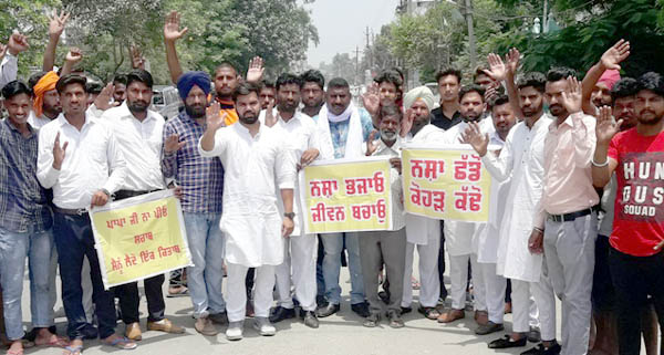 ਮਨੁੱਖੀ ਸੁਰੱਖਿਆ ਅਾਵਾਜ਼ ਸੰਗਠਨ ਵੱਲੋਂ ਨਸ਼ਾ ਸੌਦਾਗਰਾਂ ਵਿਰੁੱਧ ਰੋਸ ਮੁਜ਼ਾਹਰਾ