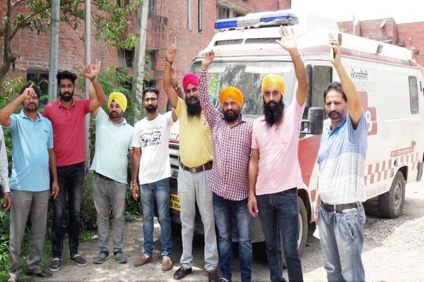 108 ਐਂਬੂਲੈਂਸ ਕਰਮਚਾਰੀਅਾਂ ਵੱਲੋਂ ਨਾਅਰੇਬਾਜ਼ੀ