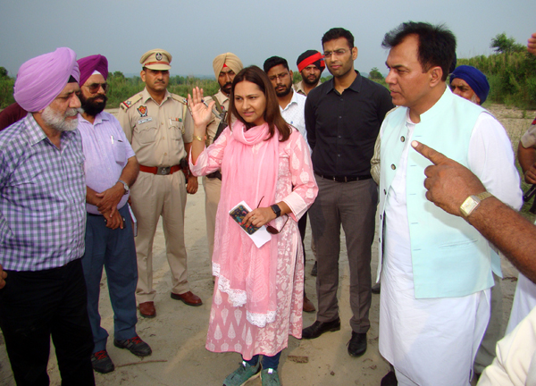 ਡਿਪਟੀ ਕਮਿਸ਼ਨਰ ਵੱਲੋਂ ਸੰਵੇਦਨਸ਼ੀਲ ਹਡ਼੍ਹ ਪ੍ਰਭਾਵਿਤ ਇਲਾਕਿਆਂ ਦਾ ਦੌਰਾ