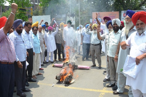 ਮੁਲਾਜ਼ਮਾਂ ਨੇ ਰਿਆਲਟੋ ਚੌਕ ’ਚ ਫੂਕਿਆ ਸਰਕਾਰ ਦਾ ਪੁਤਲਾ