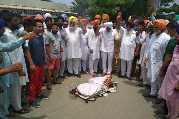 ਟਰੱਕ ਆਪ੍ਰੇਟਰਾਂ ਨੇ ਫੂਕਿਆ ਮੋਦੀ ਸਰਕਾਰ ਦਾ ਪੁਤਲਾ