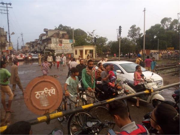 the city residents pass under the closed gates by putting them on   jan tali  