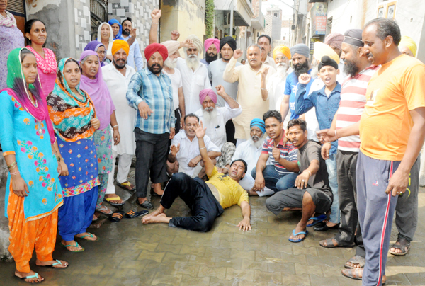 ਲੋਕਾਂ ਨੇ ਗੰਦੇ ਪਾਣੀ ’ਚ ਲੇਟ ਕੇ ਕੀਤਾ ਪ੍ਰਦਰਸ਼ਨ