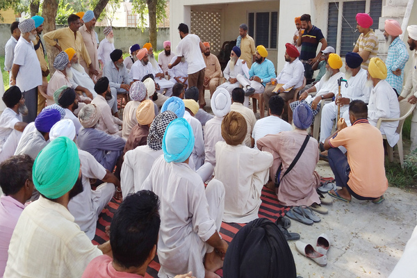 ਬੇਰੰਗ ਪਰਤੇ ਸੇਵਾ ਕੇਂਦਰ ਦਾ ਸਾਮਾਨ ਚੁੱਕਣ ਪੁੱਜੇ ਅਧਿਕਾਰੀ