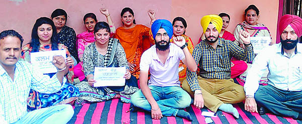 ਦਫਤਰੀ ਕਾਮਿਅਾਂ ਨੇ ਕਲਮ-ਛੋਡ਼ ਹਡ਼ਤਾਲ ਕਰ ਕੇ ਜਤਾਇਆ ਰੋਸ