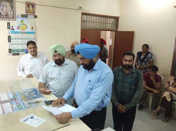 ਐੱਸ. ਡੀ. ਐੱਮ. ਵੱਲੋਂ ਸਬ-ਤਹਿਸੀਲ ਟਾਂਡਾ ਦੀ ਅਚਨਚੇਤ ਚੈਕਿੰਗ