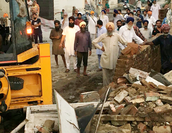 ਮੀਂਹ ਦਾ ਕਹਿਰ : ਕਿਸਾਨ ਦਾ ਮਕਾਨ ਡਿੱਗਿਆ ; ਤਿੰਨ ਪਸ਼ੂਆਂ ਦੀ ਦੱਬਣ ਕਾਰਨ ਮੌਤ ਤੇ ਪੰਜ ਜ਼ਖ਼ਮੀ