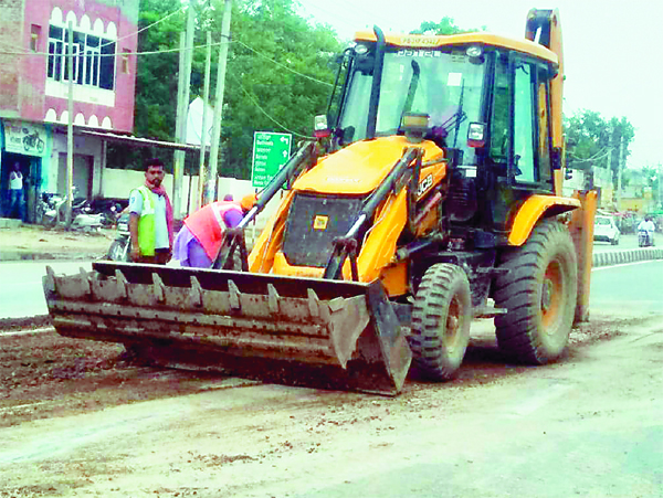 ਪਟੇਲ ਕੰਪਨੀ ਨੇ ਡਿਵਾਈਡਰ ਢਾਹ ਕੇ ਦੁਬਾਰਾ ਬਣਾਉਣੇ ਕੀਤੇ ਸ਼ੁਰੂ