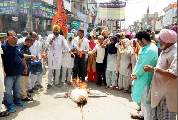 ਭਾਜਪਾ ਆਗੂਅਾਂ ਨੇ ਨਸ਼ਿਆਂ ਵਿਰੁੱਧ ਫੂਕਿਆ ਕੈਪਟਨ ਦਾ ਪੁਤਲਾ