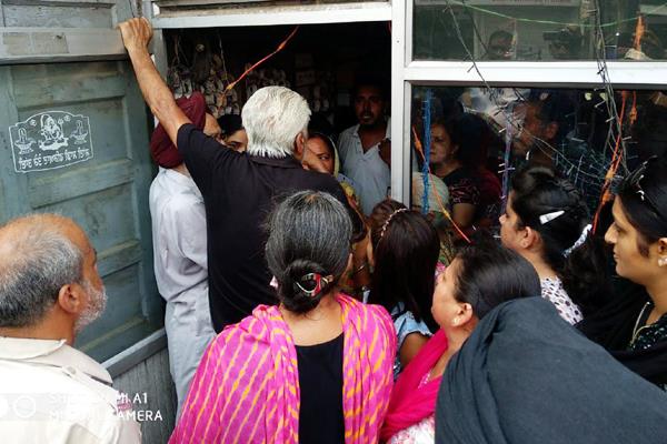 shopkeepers arriving at the shop