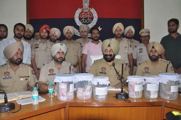 6 arrested for stealing from electronic