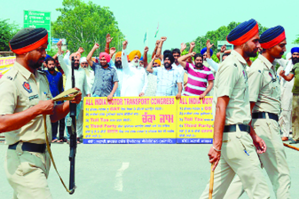 ਟਰੱਕ ਆਪ੍ਰੇਟਰਾਂ ਨੇ ਆਈ. ਸੀ. ਪੀ. ਅਟਾਰੀ ਬਾਰਡਰ ਦੇ ਬਾਹਰ ਕੀਤਾ ਰੋਸ ਪ੍ਰਦਰਸ਼ਨ