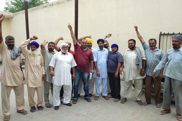 show protest on farmers not getting 8 hours power supply
