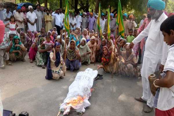 ਕਿਸਾਨਾਂ ਨੇ ਕੀਤਾ ਸਰਕਾਰ ਦਾ ਅਰਥੀ ਫੂਕ ਪ੍ਰਦਰਸ਼ਨ