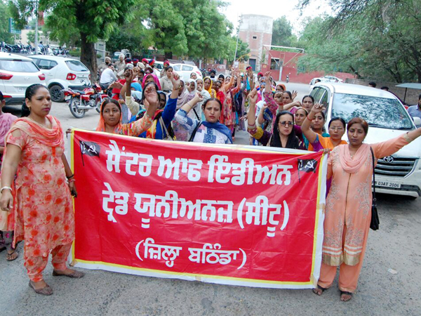 ਆਂਗਣਵਾਡ਼ੀ ਮੁਲਾਜ਼ਮਾਂ ਨੇ ਮੁੱਖ ਮੰਤਰੀ ਨੂੰ ਭੇਜੀਅਾਂ ਬਦਾਮਾਂ ਦੀਆਂ ਥੈਲੀਆਂ