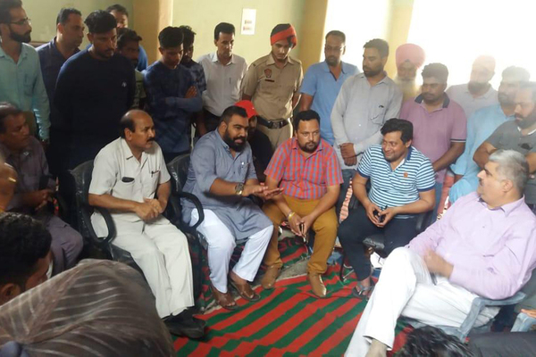 ਪਰਚਾ ਰੱਦ ਕਰਨ ਦੀ ਮੰਗ ਕਰਦਿਅਾਂ ਦਿਨ ਭਰ ਚੱਲਿਅਾ ਹਾਈ-ਵੋਲਟੇਜ ਡਰਾਮਾ