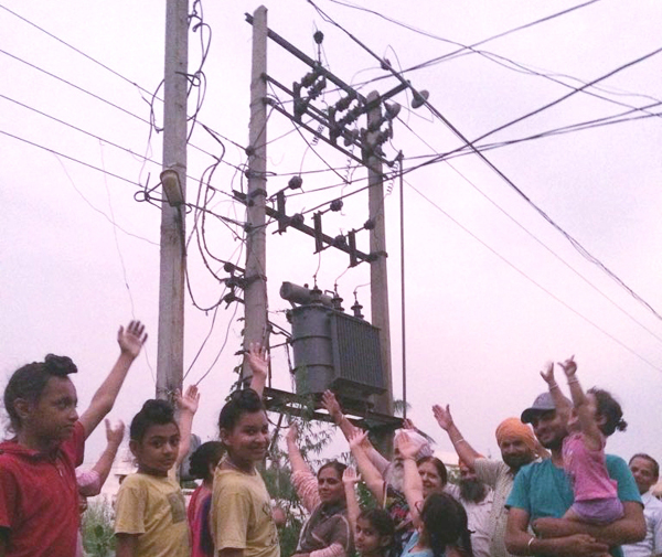 ਤਾਰਾਂ ਦੇ ਜੰਜਾਲ ਕਾਰਨ ਦਹਿਸ਼ਤ ’ਚ ਰਹਿੰਦੇ ਨੇ ਇਲਾਕਾ ਨਿਵਾਸੀ