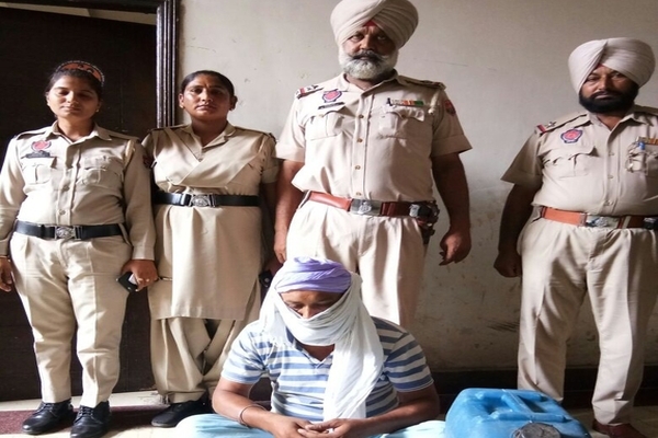 30 ਬੋਤਲਾਂ ਨਾਜਾਇਜ਼ ਸ਼ਰਾਬ ਸਣੇ ਕਾਬੂ