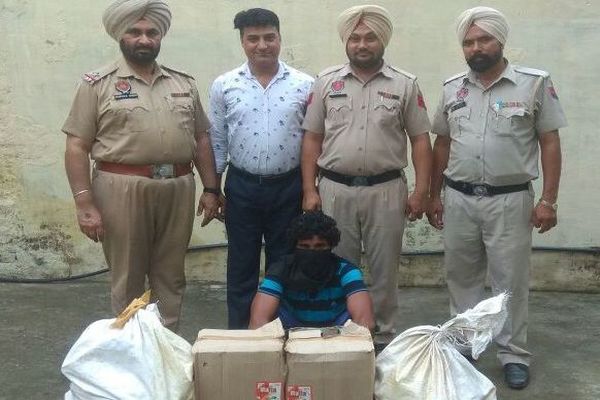 10 ਪੇਟੀਆਂ ਦੇਸ਼ੀ ਸ਼ਰਾਬ ਸਮੇਤ ਇਕ ਗ੍ਰਿਫ਼ਤਾਰ