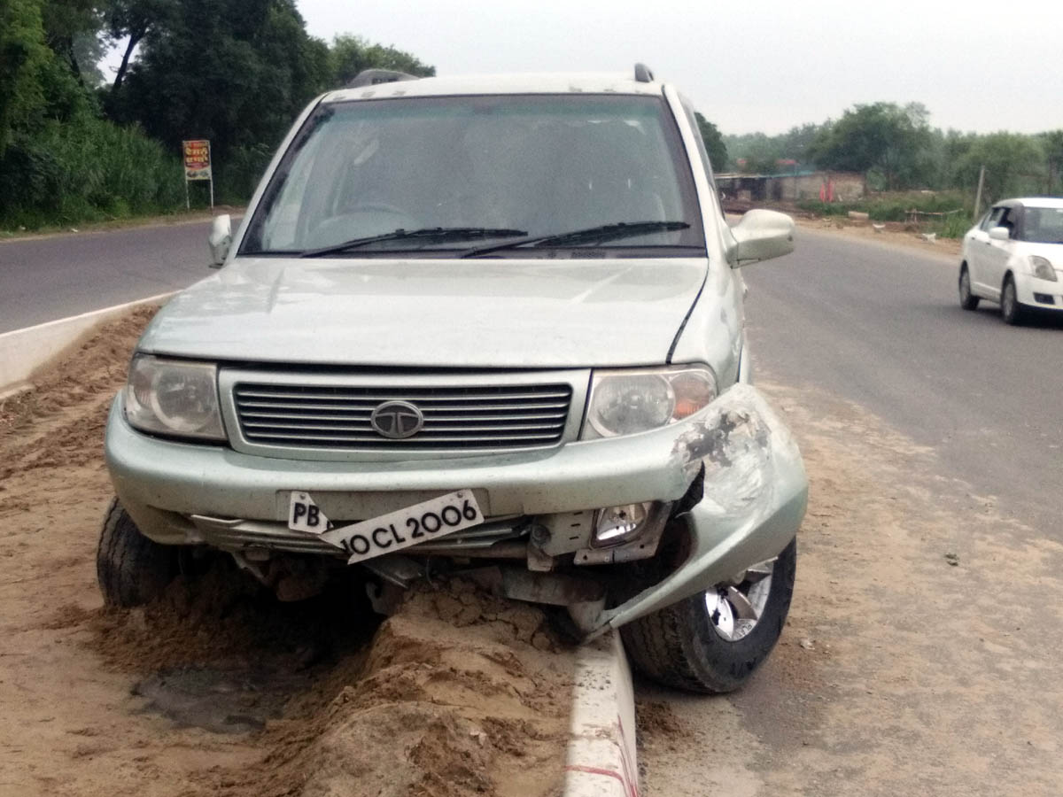 ਸਫ਼ਾਰੀ ਡਿਵਾਈਡਰ ’ਤੇ ਚੜ੍ਹੀ, ਵਾਲ-ਵਾਲ ਬਚੇ ਸਵਾਰ