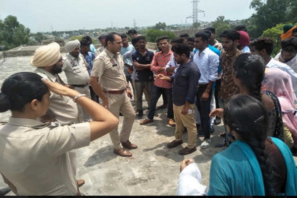 ਪ੍ਰਦਰਸ਼ਨ ਕਰਨ ਲਈ ਕਾਲਜ ਦੀ ਛੱਤ ’ਤੇ ਚਡ਼੍ਹੇ ਵਿਦਿਆਰਥੀ