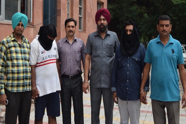 ਮੈਡੀਕਲ ਸਟੋਰ ਦਾ ਕਰਿੰਦਾ ਤੇ ਚੰਡੀਗਡ਼੍ਹ ਹੋਮਗਾਰਡ ਦਾ ਜਵਾਨ ਹੈਰੋਇਨ ਸਮੇਤ ਗ੍ਰਿਫਤਾਰ