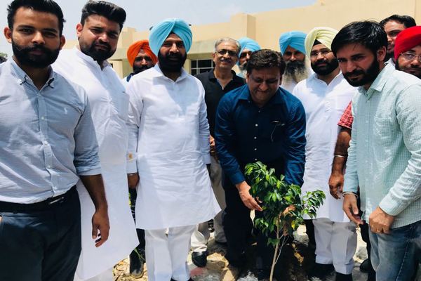 ਲੋਕ ਰਾਜਸੀ ਧਡ਼ੇਬੰਦੀ ਤੋਂ ਉੱਪਰ ਉੱਠ ਕੇ ਕੈਪਟਨ ਸਰਕਾਰ ਦਾ ਸਾਥ ਦੇਣ : ਵਿਧਾਇਕ ਹਰਪ੍ਰਤਾਪ