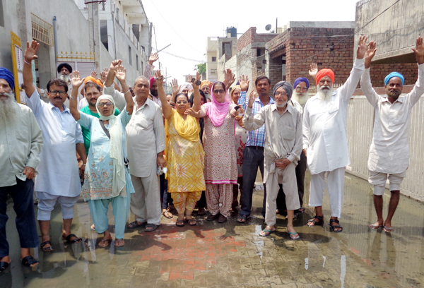 ਨਗਰ ਕੌਂਸਲ ਦੀ ਘਟੀਆ ਕਾਰਜਪ੍ਰਣਾਲੀ ਵਿਰੁੱਧ ਲੋਕਾਂ ਕੀਤਾ ਪ੍ਰਦਰਸ਼ਨ