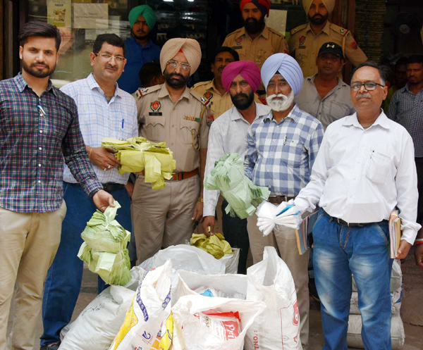 ਨਗਰ ਨਿਗਮ ਤੇ ਪ੍ਰਦੂਸ਼ਣ ਵਿਭਾਗ ਨੇ ਸਬਜ਼ੀ ਮੰਡੀ, ਫੀਲਡਗੰਜ ਅਤੇ ਕੇਸਰਗੰਜ ’ਚ ਮਾਰੇ ਛਾਪੇ, ਪਾਬੰਦੀਸ਼ੁਦਾ ਪਲਾਸਟਿਕ ਬੈਗ ਜ਼ਬਤ