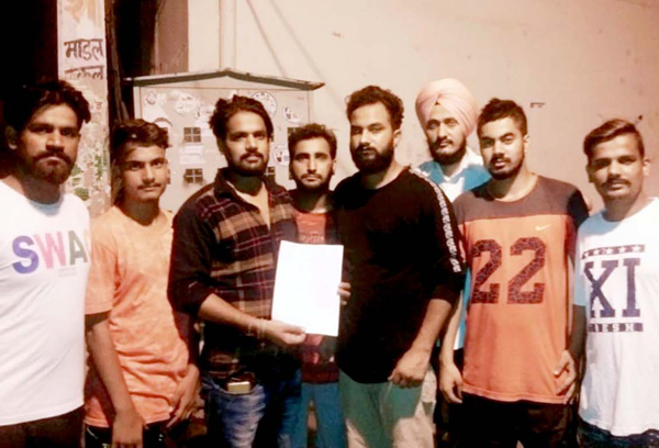 ਪੁਲਸ ’ਤੇ ਲਾਇਆ ਦੋ ਲਡ਼ਕਿਆਂ ਨੂੰ ਨਾਜਾਇਜ਼ ਤੌਰ ’ਤੇ ਹਿਰਾਸਤ ’ਚ ਰੱਖਣ ਦਾ ਦੋਸ਼