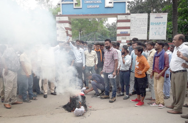 ਈਸਾਈ ਭਾਈਚਾਰੇ ਦੇ ਆਗੂਆਂ ਨੇ ਬਿਸ਼ਪ ਦਾ ਪੁਤਲਾ ਫੂਕ ਕੇ ਕੀਤਾ ਰੋਸ ਪ੍ਰਦਰਸ਼ਨ