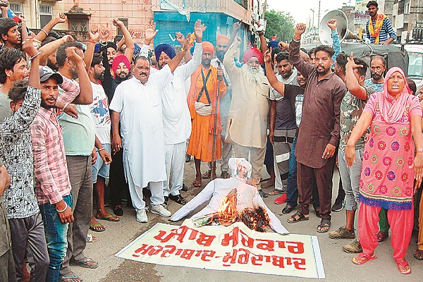 ਨਸ਼ਿਆਂ ਦੇ ਖਿਲਾਫ ਏਕਤਾ ਪਾਰਟੀ ਨੇ ਸਾੜਿਆ ਮੁੱਖ ਮੰਤਰੀ ਦਾ ਪੁਤਲਾ