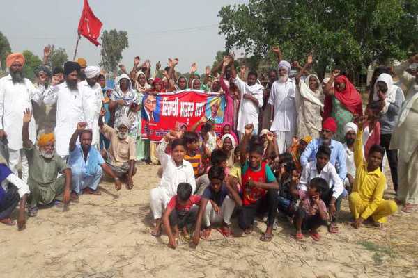 ਮਜ਼ਦੂਰਾਂ ਨੇ ਪੰਚਾਇਤੀ ਜ਼ਮੀਨ ’ਤੇ ਕੀਤਾ ਕਬਜ਼ਾ, ਕਿਹਾ ਖੁਦ ਵੰਡ ਲਵਾਂਗੇ ਪਲਾਟ