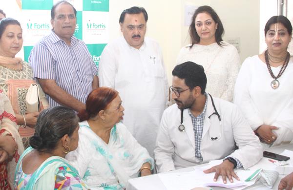 medical camp in memory of mrs  swadesh chopra ji