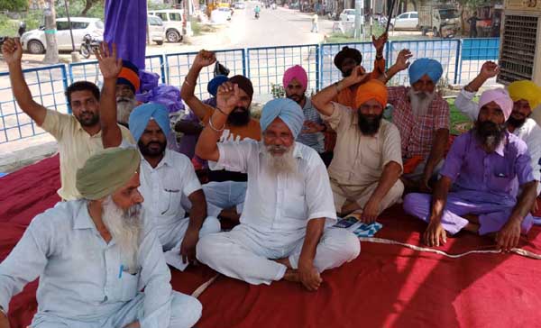 ਪਿੰਡ ਠੀਕਰੀਵਾਲ ਦੇ ਵਾਸੀਆਂ ਦਾ ਦੂਜੇ ਦਿਨ ਵੀ ਰਿਹਾ ਪੱਕਾ ਮੋਰਚਾ ਜਾਰੀ