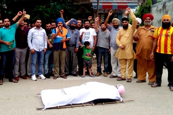 ‘ਆਪ’ ਨੇ ਨਸ਼ਿਆਂ ਦੇ ਵਿਰੋਧ ’ਚ ਫੂਕਿਆ ਕੈਪਟਨ ਸਰਕਾਰ ਦਾ ਪੁਤਲਾ