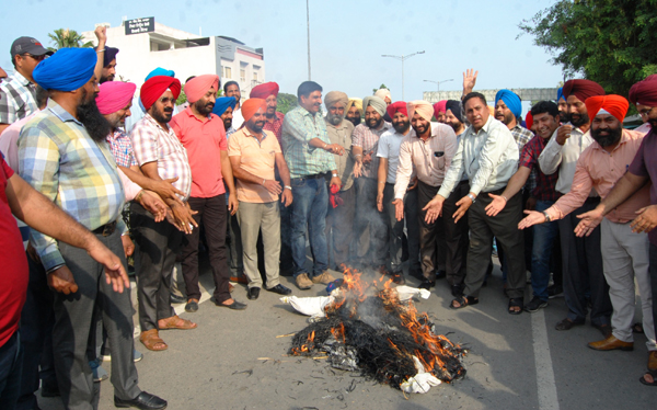 ਸਿੱਖਿਆ ਮੰਤਰੀ ਦੀ ਤਾਡ਼ਨਾ ਦੇ ਬਾਵਜੂਦ ਅਧਿਆਪਕਾਂ ਨੇ ਫੂਕਿਆ ਸਰਕਾਰ ਦਾ ਪੁਤਲਾ