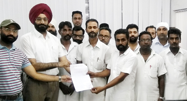 ਡਾਇੰਗ ਯੂਨਿਟਾਂ ਤੋਂ ਉੱਠਦੇ ਧੂੰਏਂ ਨਾਲ ਘੁੱਟ ਰਿਹਾ ਕੈਦੀਅਾਂ ਦਾ ਦਮ