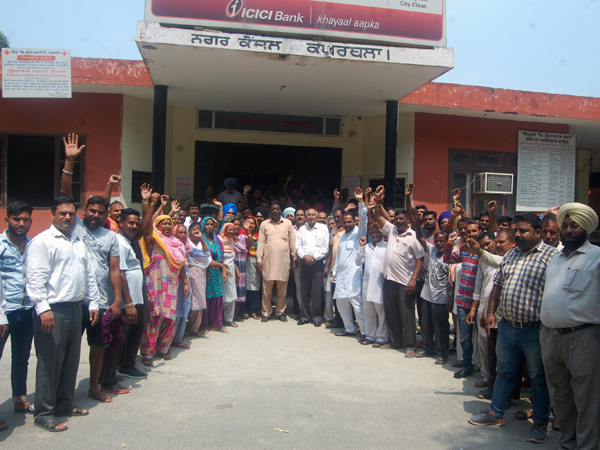 ਨਗਰ ਕੌਂਸਲ ਮੁਲਾਜ਼ਮਾਂ ਨੇ ਮੰਗਾਂ ਸਬੰਧੀ ਦੂਜੇ ਦਿਨ ਵੀ ਦਿੱਤੇ ਧਰਨੇ