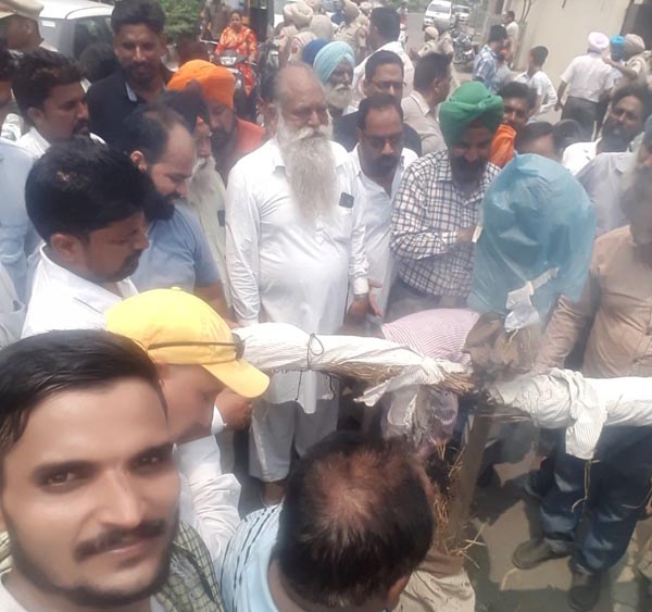 ਆਈ. ਜੀ. ਬਾਰਡਰ ਰੇਂਜ ਦੇ ਦਫਤਰ ਮੂਹਰੇ ਨਸ਼ਾ ਸਮੱਗਲਰਾਂ ਦਾ ਫੂਕਿਆ ਪੁਤਲਾ